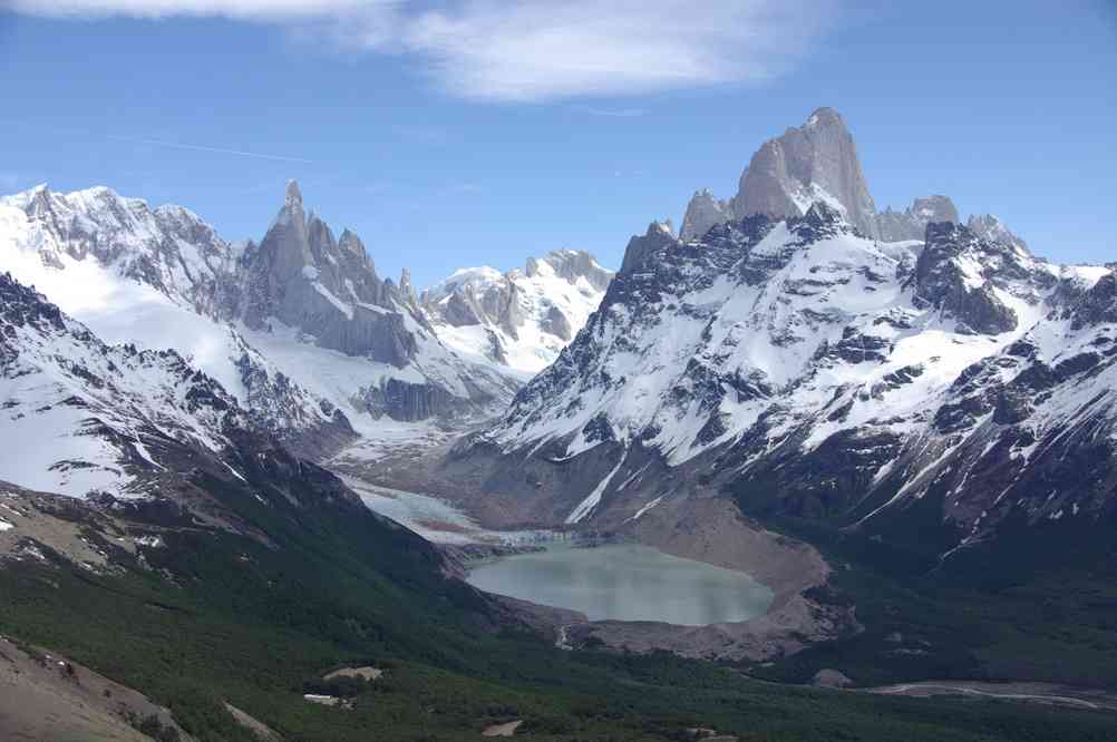 Le Cerro Torre et le Fitz Roy ; en contrebas le camp Agostini (11 novembre 2012)