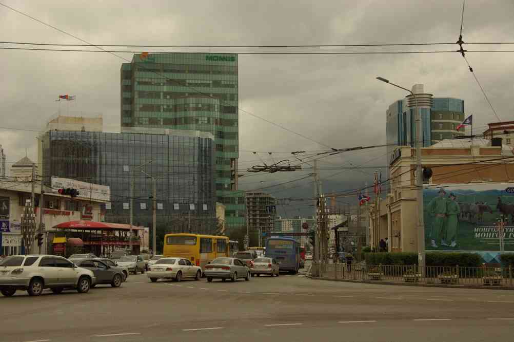 Une rue d’Oulan-Bator (Улаанбаатар), le 6 août 2013