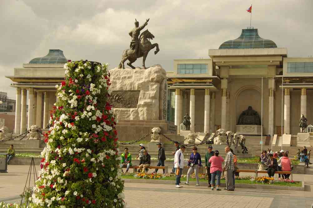 Statue de Sükhbataar sur la place Gengis Khan à Oulan Bator, le 6 août 2013