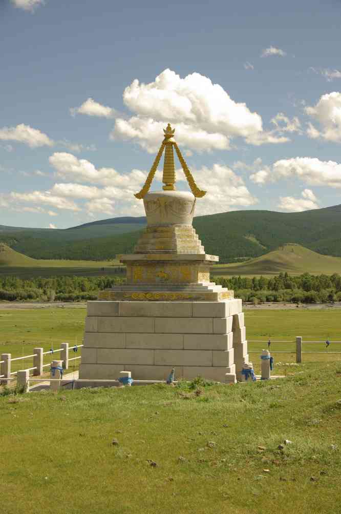 Stûpa très récent à Khan Öndör bar (Хан Ѳндѳр бар), le 8 août 2013