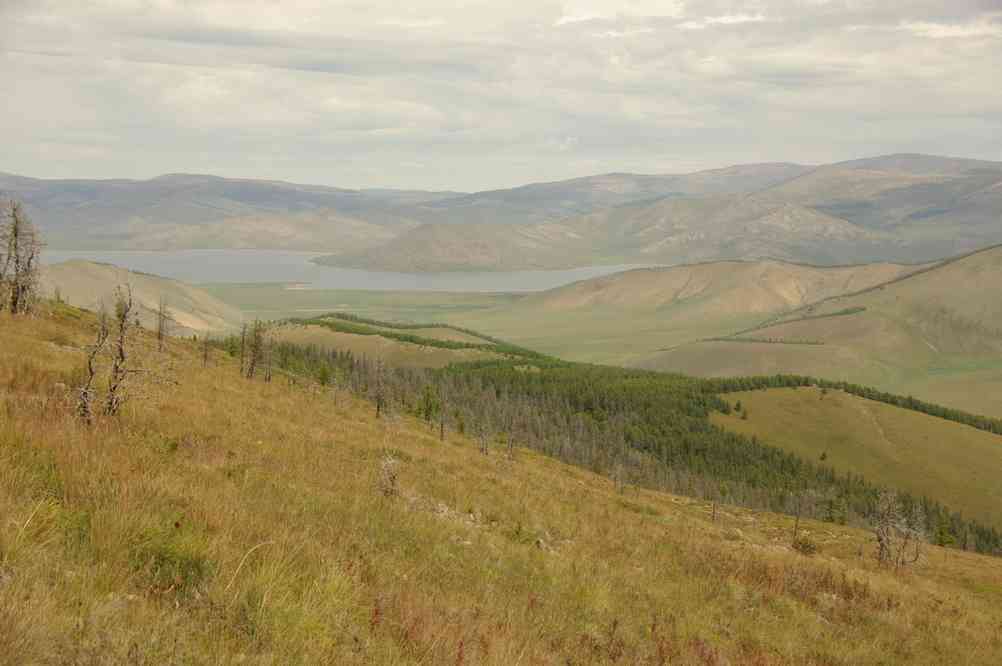 Le lac Terkhiin Tsagaan nuur (Тэрхийн Цагаан нуур) vu de la crête mont Mandala (Uran Mandal uul (Уран мандал уул)), le 18 août 2013