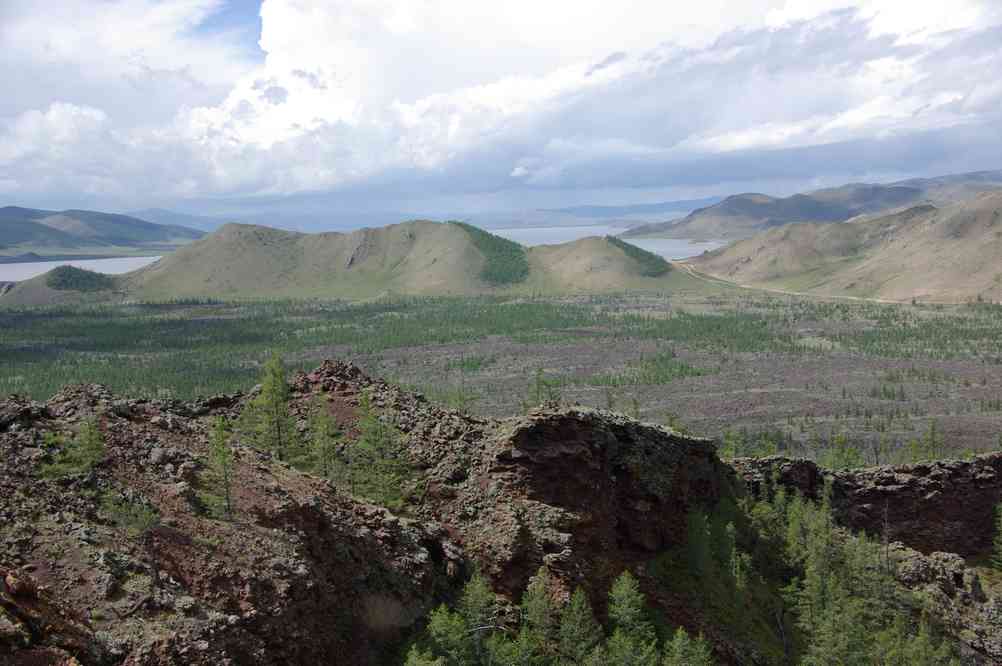 Vue depuis le volcan Khorgö (Хоргын тогоо). En contrebas les coulées de lave, au fond le lac Terkhiin Tsagaan nuur (Тэрхийн Цагаан нуур). Le 19 août 2013