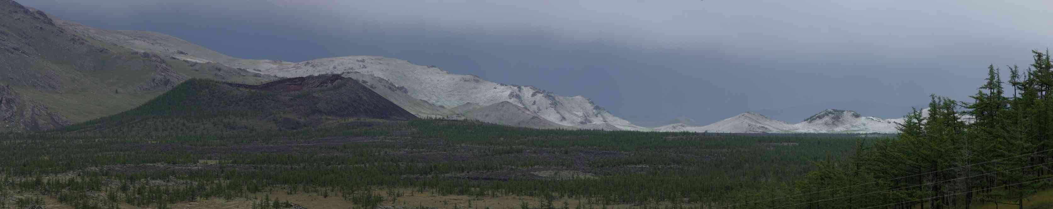 Versants de montagnes recouverts par la grêle, le 19 août 2013