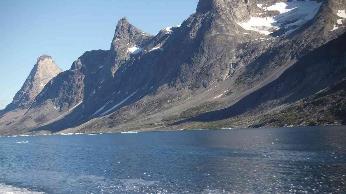 Retour à Kulusuk, dernier adieu à nos montagnes, le 16 juillet 2014