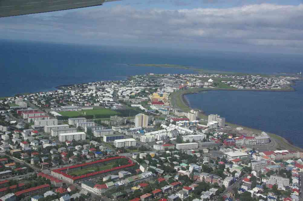 Survol de Reykjavik en direction du Groenland, le 6 juillet 2014 Survol de Reykjavik en direction du Groenland, le 6 juillet 2014