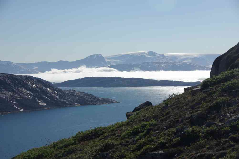 Près de notre camp dans l’île d’Angmagssalik. Vue sur la calotte continentale, le 6 juillet 2014