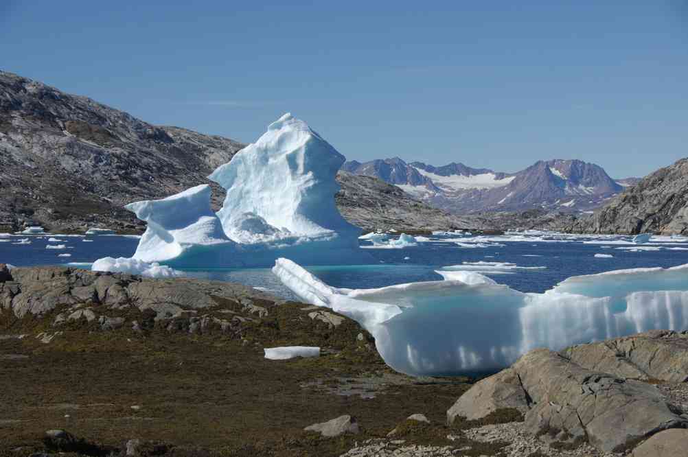 Un glaçon à terre et un autre dans l’eau, le 12 juillet 2014 Un glaçon à terre et un autre dans l’eau, le 12 juillet 2014