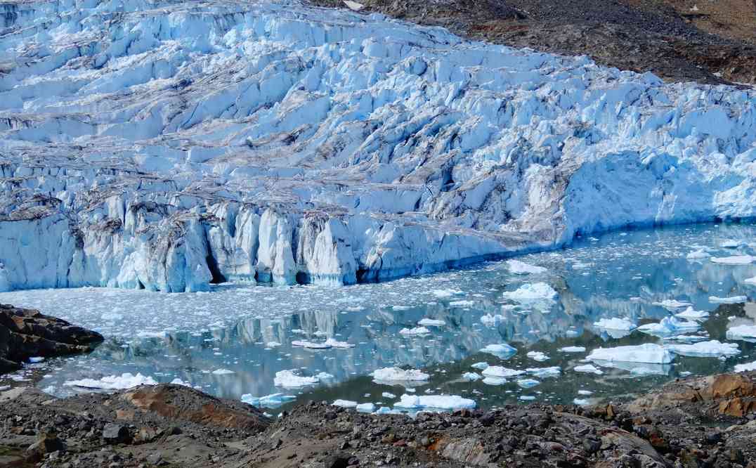 Le glacier Hann vêlant des icebergs dans le fjord Petersen, le 14 juillet 2014 (photo : Corinne DAVID)