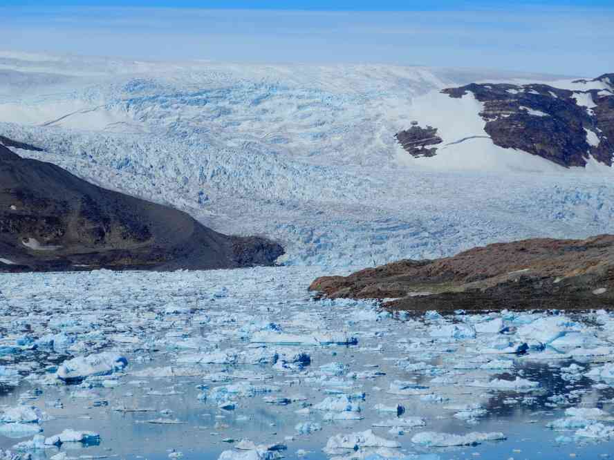 Vue sur la calotte glaciaire et le glacier Brückner, le 14 juillet 2014. Photo : Corinne DAVID