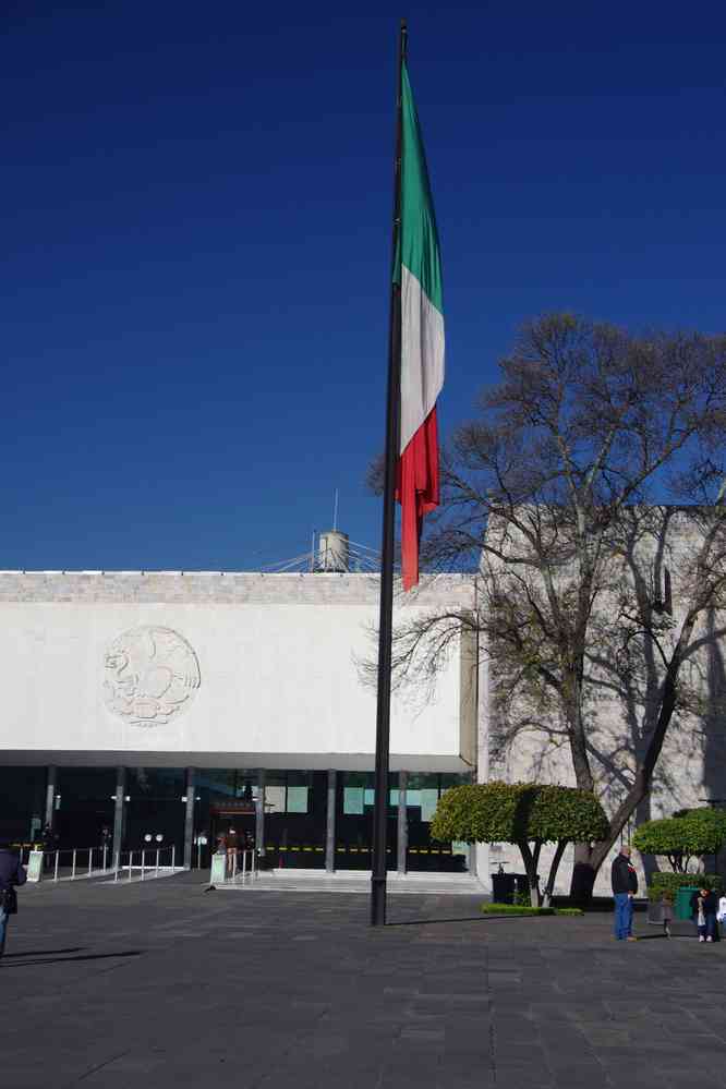 Entrée du musée d’anthropologie. Symbole du Mexique : aigle perché sur un cactus dévorant un serpent, le 17 janvier 2016