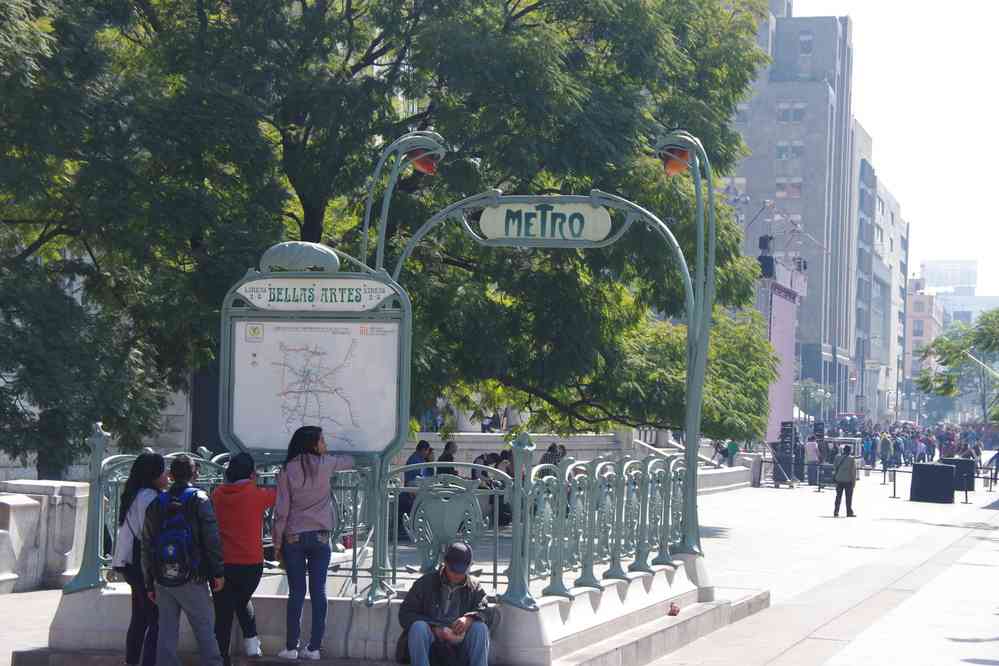 Entrée de métro Guimard offerte par Chirac en 1998, le 17 janvier 2016