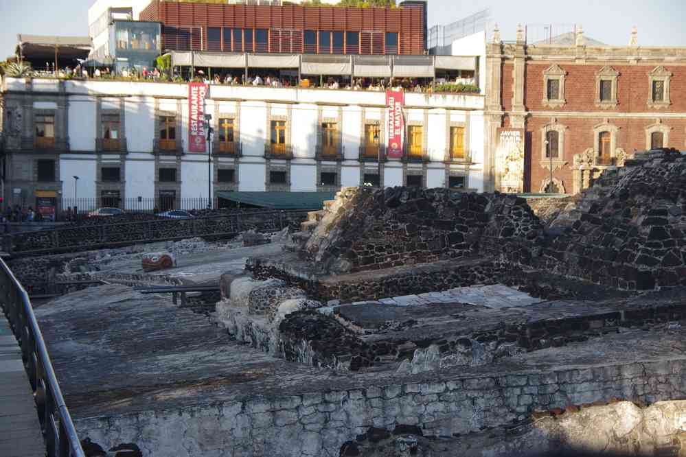 Fondations d’une ancienne pyramide aztèque (Temple de Huitzilopochtli, ou templo mayor), le 17 janvier 2016