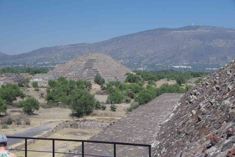 Teotihuacán, la pyramide de la lune vue depuis la pyramide du soleil, le 21 janvier 2016