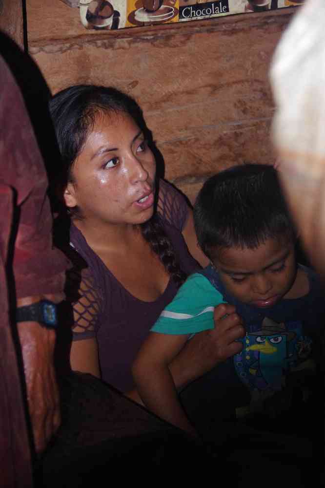 Randonnée dans la jungle près de Palenque. Ménagère indienne dont la maison isolée nous a opportunément servi d’abri, le 22 janvier 2016