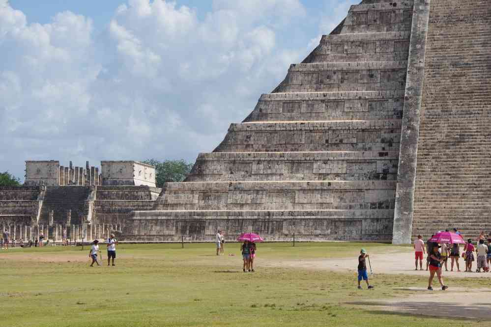 Chichén Itzá (El Castillo, ou temple de Kukulkán) ; temple des Guerriers au fond à gauche, le 27 janvier 2016