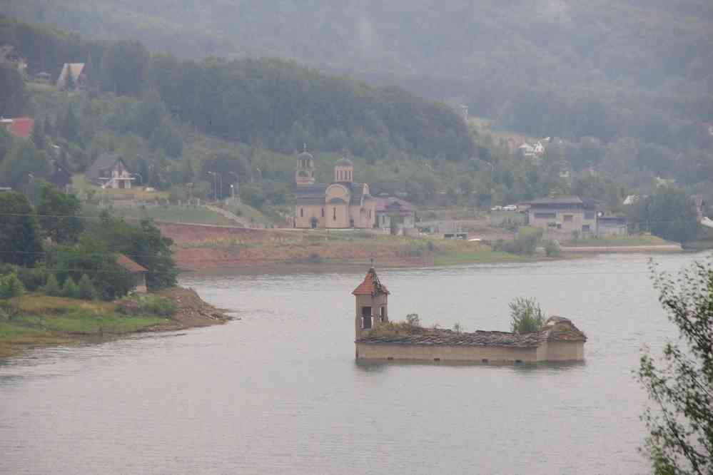 Église submergée dans le lac de Mavrovo (Маврово), le 15 juillet 2016