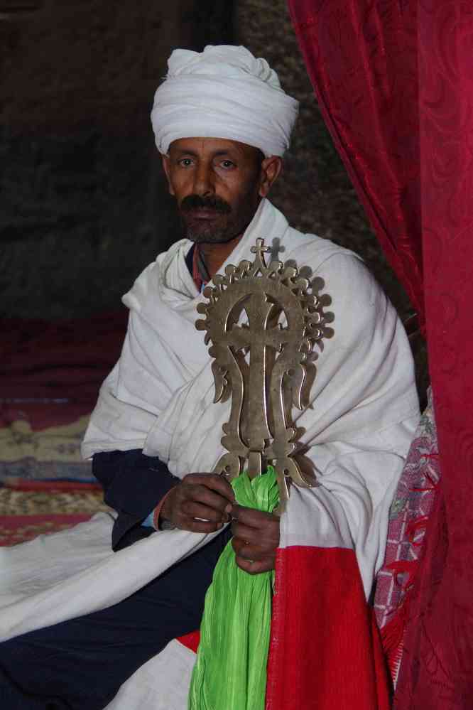 Lalibela (ላሊበላ), le prêtre de l’église de Bete Medhane Alem (ቤተ መድኃኔ ዓለም), le 9 janvier 2017