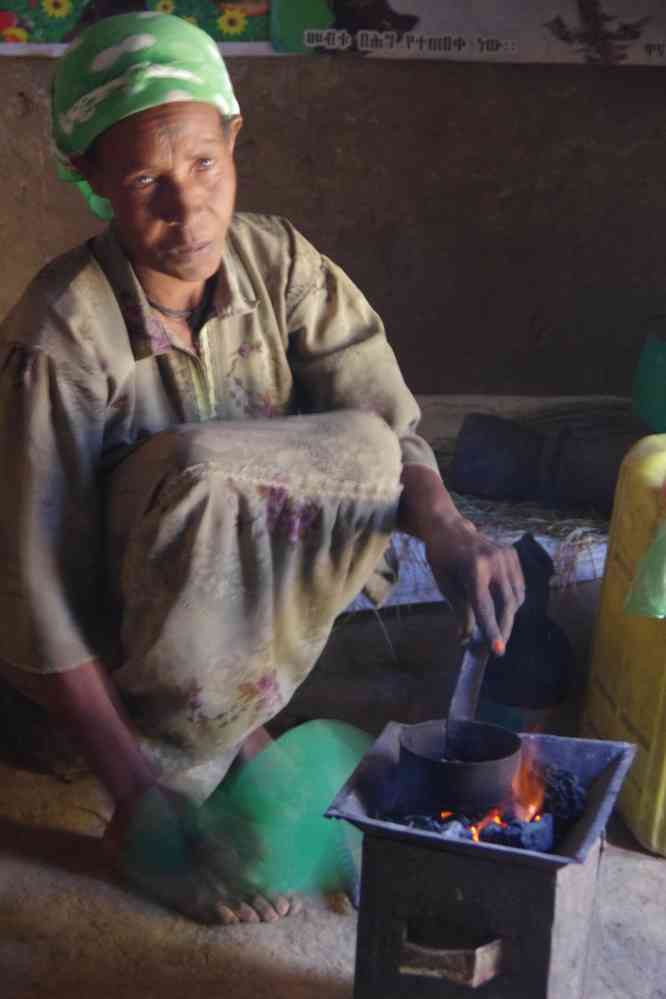 Trek dans le Guéralta. Nous sommes reçus dans une ferme pour déguster le café traditionnel, le 11 janvier 2017