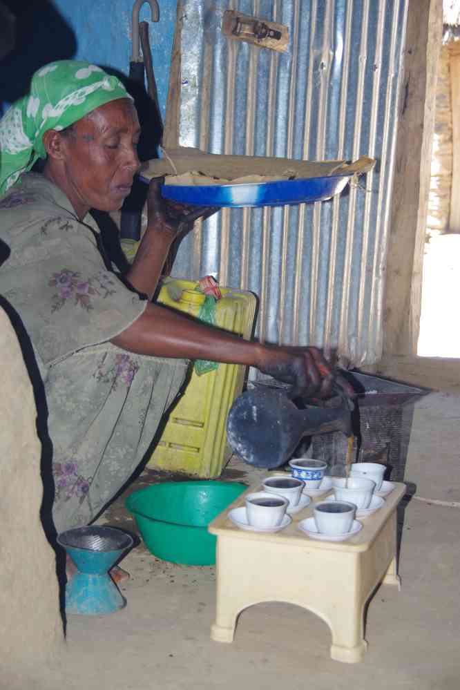 Trek dans le Guéralta. Nous sommes reçus dans une ferme pour déguster le café traditionnel, le 11 janvier 2017