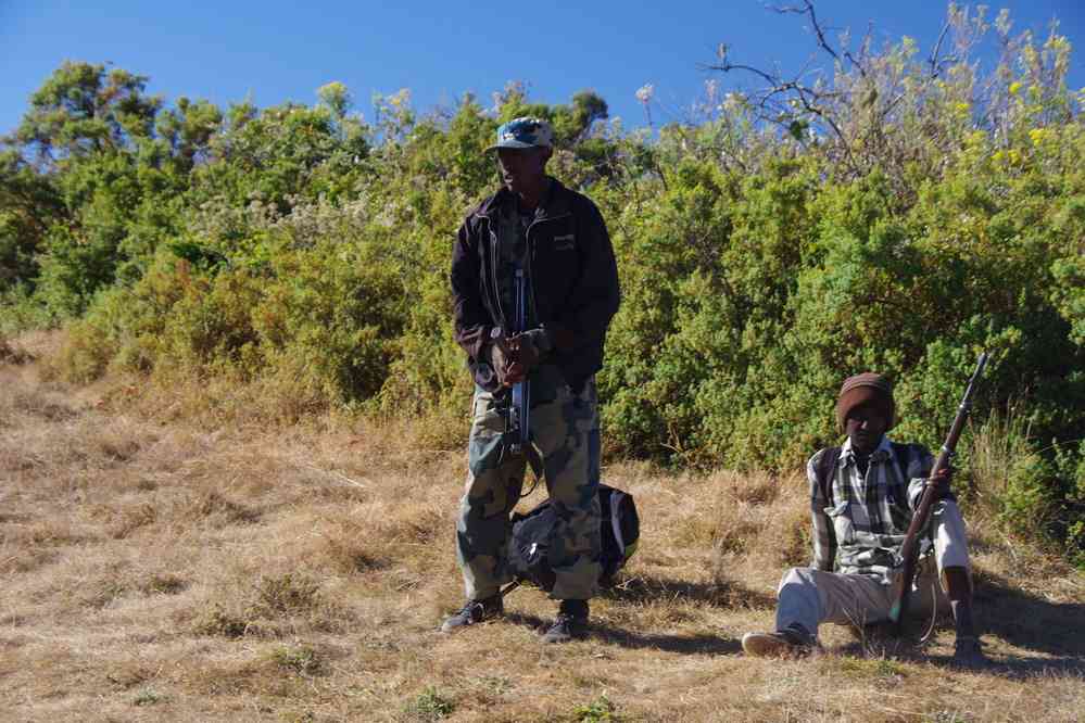 Trek dans le Simien. Les deux gardes du parc dont nous nous demandons toujours pourquoi ils étaient là, le 17 janvier 2017