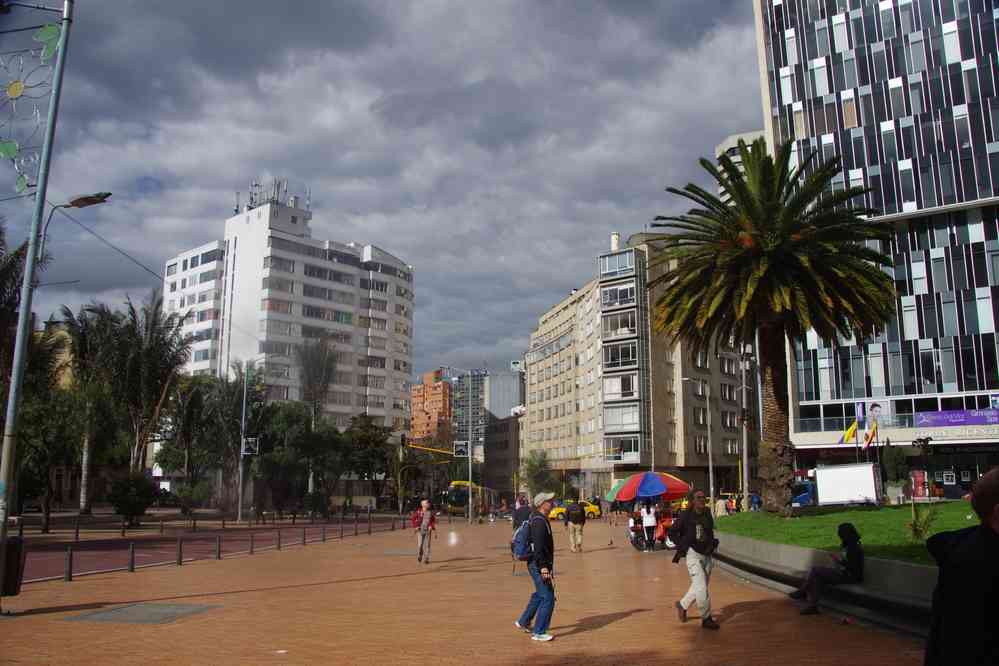 Centre de Bogotá. Bus en site propre le Transmilenio, construit sur le lit comblé du río Vicachá, le 23 janvier 2018