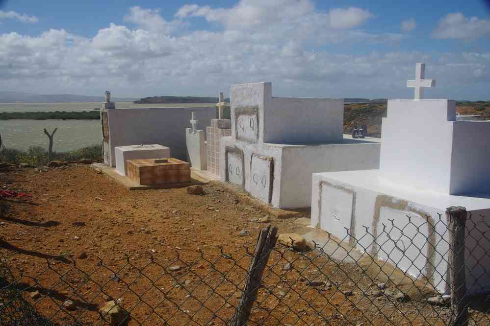 Cimetière wayuu. Présence de tombes chrétiennes bien qu’en général les wayuu aient conservé leur religion traditionnelle, le 26 janvier 2018