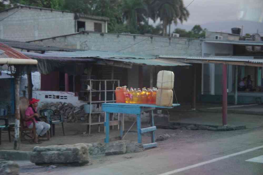 Contrebande d’essence vénézuelienne, en bord de route près de Riohacha, le 28 janvier 2018