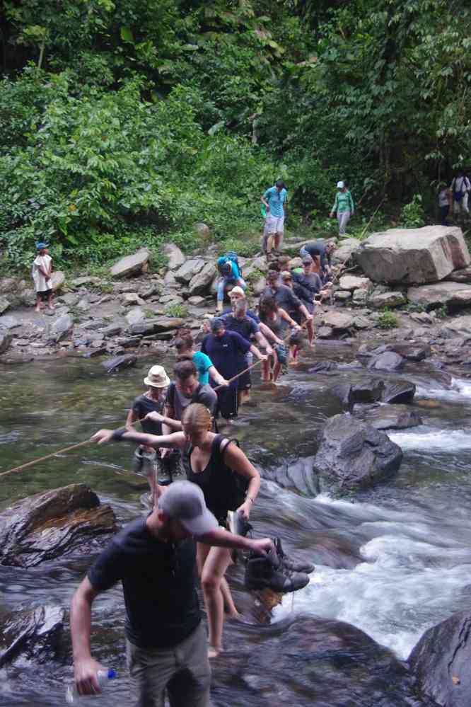 Départ à la frontale digne d’une course en haute montagne... puis traversée de torrent inopinée. Heureusement que nous étions partis les premiers, le 31 janvier 2018