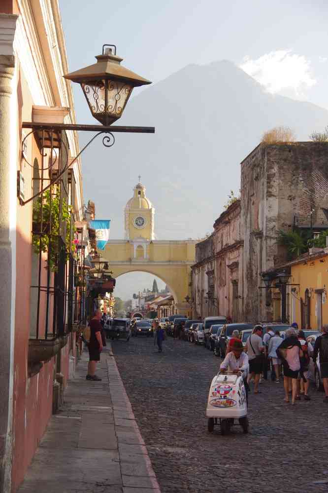 Antigua : arco Santa Catalina (Sainte-Catherine), le 10 février 2020 (en arrière-plan le volcan de Agua)