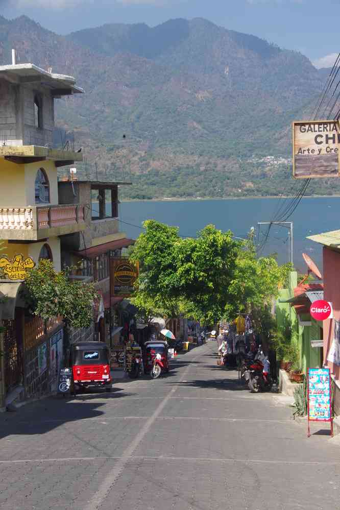 San Juan La Laguna. Rue principale en pente, le 13 février 2020