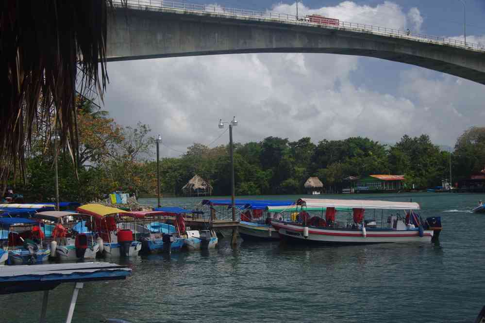 Retour à Rio Dulce, restaurant sous le pont routier, le 20 février 2020