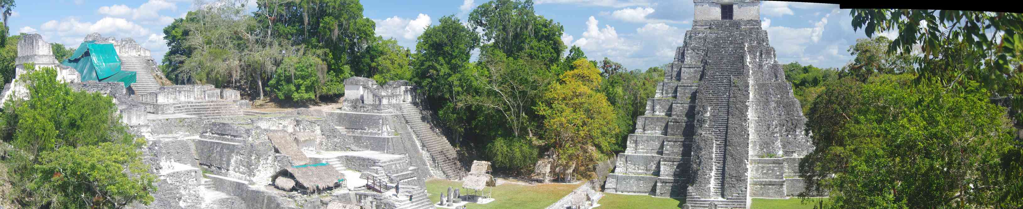 Tikal : panoramique de l’acropole centrale (vue depuis le temple II), le 21 février 2020