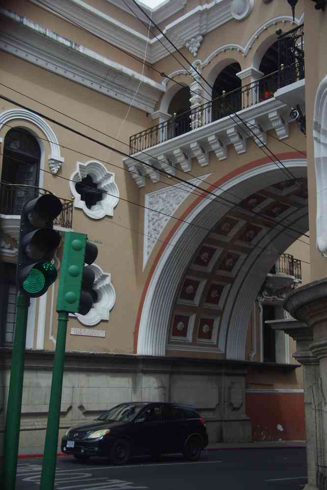 Guatémala, visite de la ville en bus. La poste centrale dont l’arche est inspirée de celle d’Antigua, le 22 février 2020