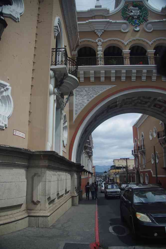 Guatémala, visite de la ville en bus. La poste centrale dont l’arche est inspirée de celle d’Antigua, le 22 février 2020