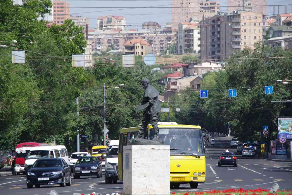 Erevan (Երևան), sculpture de Rodin sur la place de France, le 30 juillet 2017 Erevan (Երևան), sculpture de Rodin sur la place de France, le 30 juillet 2017