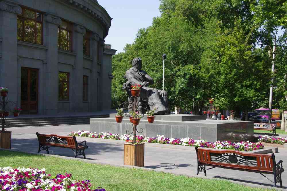 Erevan (Երևան), devant l’Opéra, le 30 juillet 2017 Erevan (Երևան), devant l’Opéra, le 30 juillet 2017