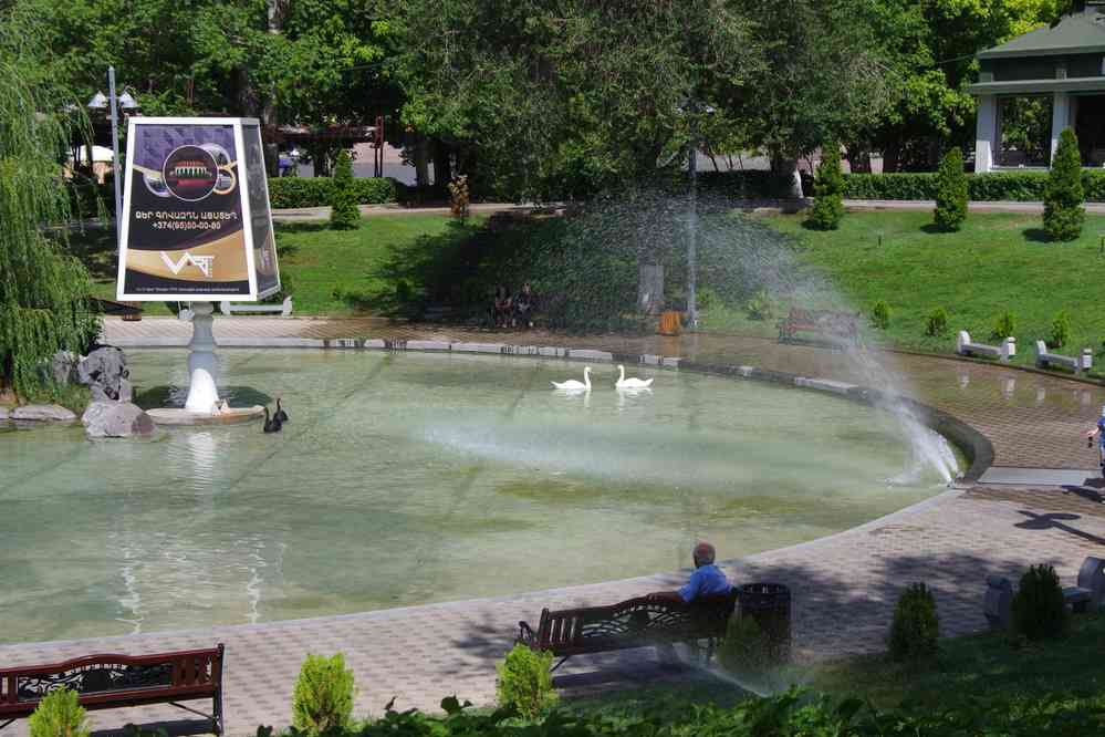 Erevan (Երևան), le « lac des Cygnes » devant l’Opéra, le 30 juillet 2017