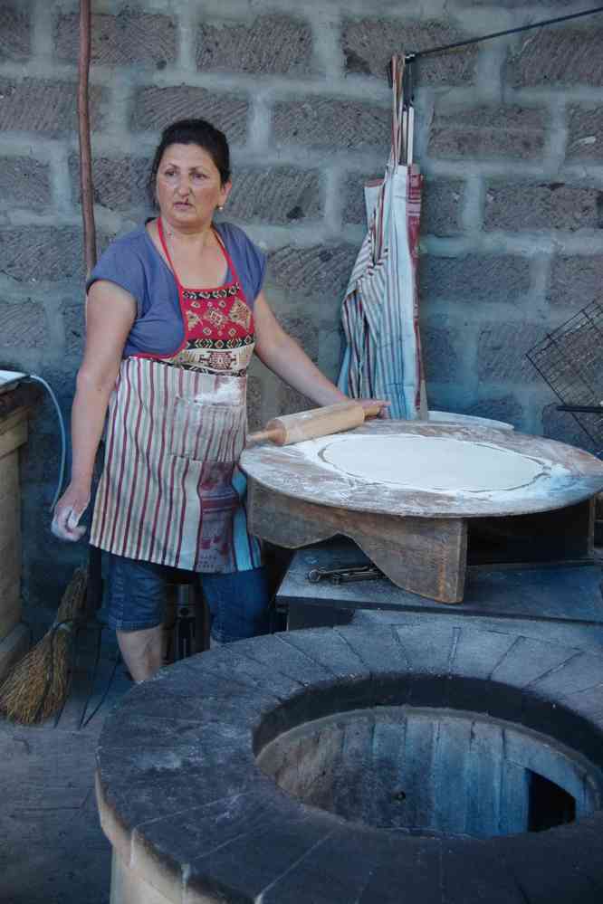 Gîte de Garni (Գառնի), préparation du lavash (լավաշ), le 30 juillet 2017