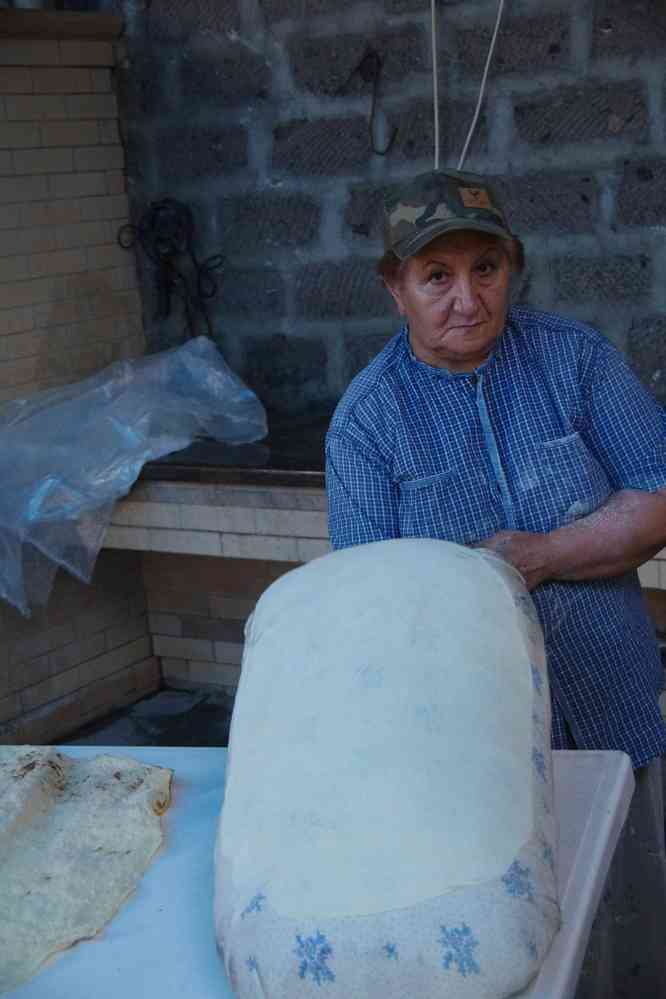 Gîte de Garni (Գառնի), préparation du lavash (լավաշ), le 30 juillet 2017