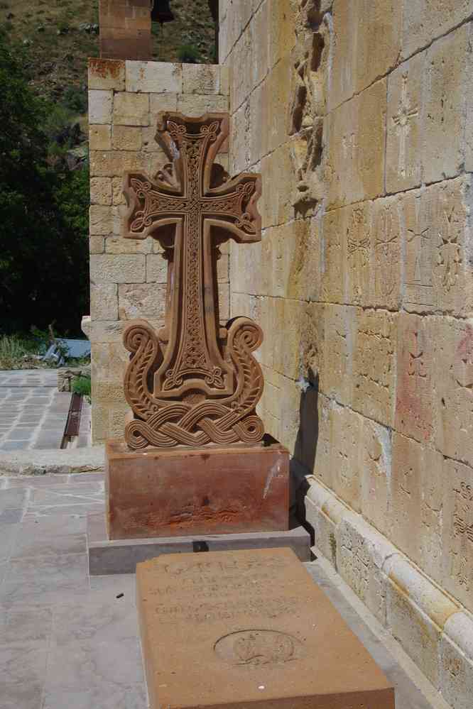 Église de Spitakavor (Սպիտակավոր). Tombe de Garéguine Njdeh (Գարեգին Նժդեհ) (1886-1955), opposant arménien au régime soviétique qui avait fondé en 1921 la république de l’Arménie montagnarde (Հայերեն Հանրապետություն լեռնային), le 1ᵉʳ août 2017