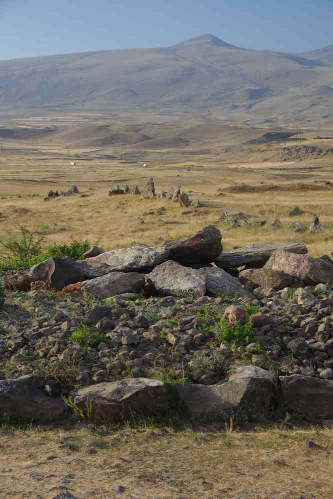 Site mégalithique de Karahundj (Քարահունջ), le 1ᵉʳ août 2017. Aussi appelé Zorats Karer (Զորաց Քարեր) (ce n’est pas un tumulus, nous ne sommes pas en Bretagne !)