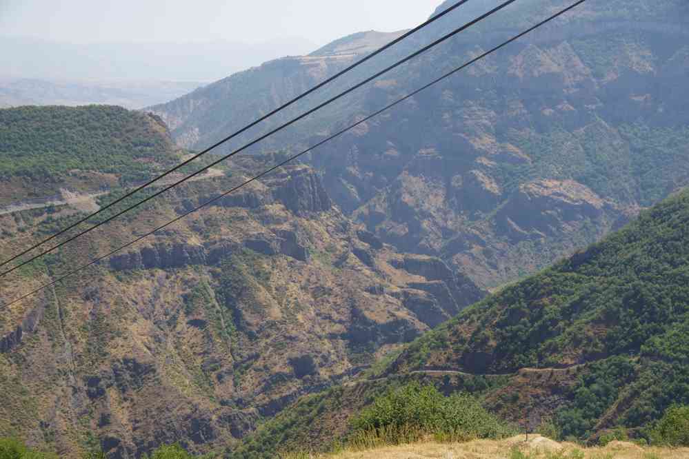 Téléphérique du monastère de Tatev (Տաթեվ), le 2 août 2017. D’une longueur de 5,7 km et de conception helvétique, il est présenté comme le plus long du monde Téléphérique du monastère de Tatev (Տաթեվ), le 2 août 2017. D’une longueur de 5,7 km et de conception helvétique, il est présenté comme le plus long du monde