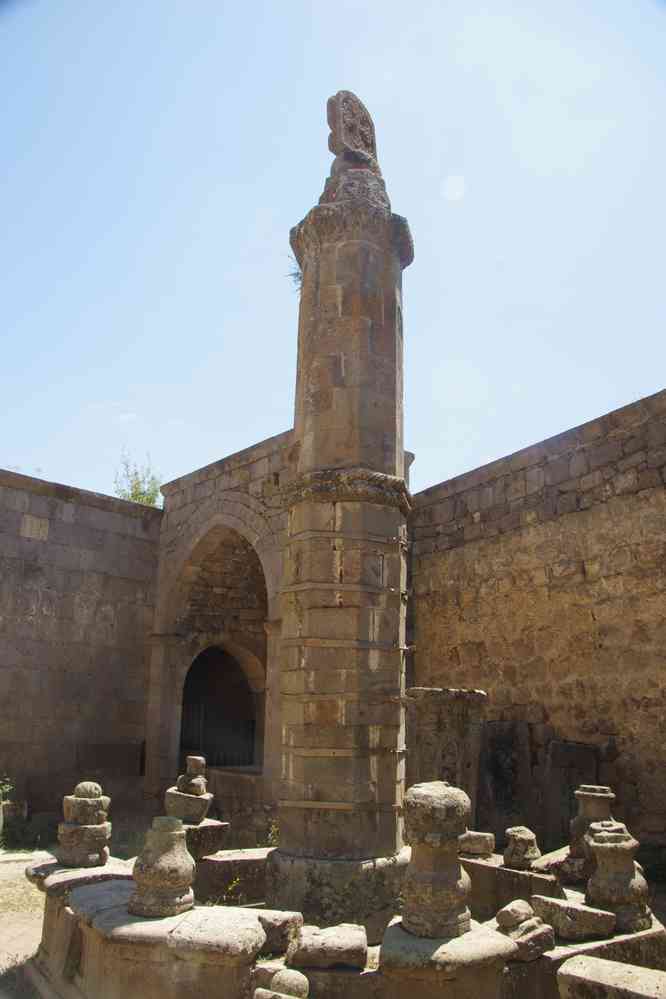 Monastère de Tatev (Տաթեվ), le 2 août 2017. Le mouvement de cette colonne avertissait de l’imminence d’un danger