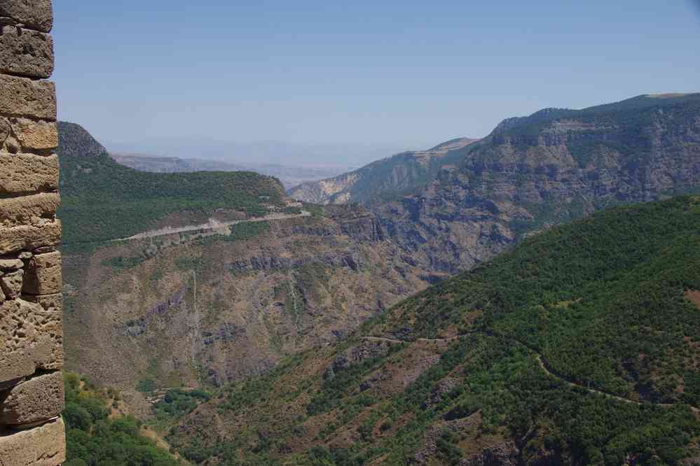 Monastère de Tatev (Տաթեվ). Le cañon vu du monastère, le 2 août 2017