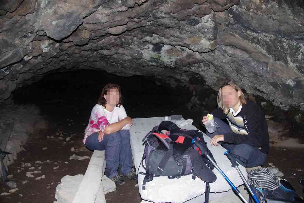 Abri dans un tunnel de lave du volcan Armaghan (Արմաղան լեռ), le 3 août 2017 Abri dans un tunnel de lave du volcan Armaghan (Արմաղան լեռ), le 3 août 2017