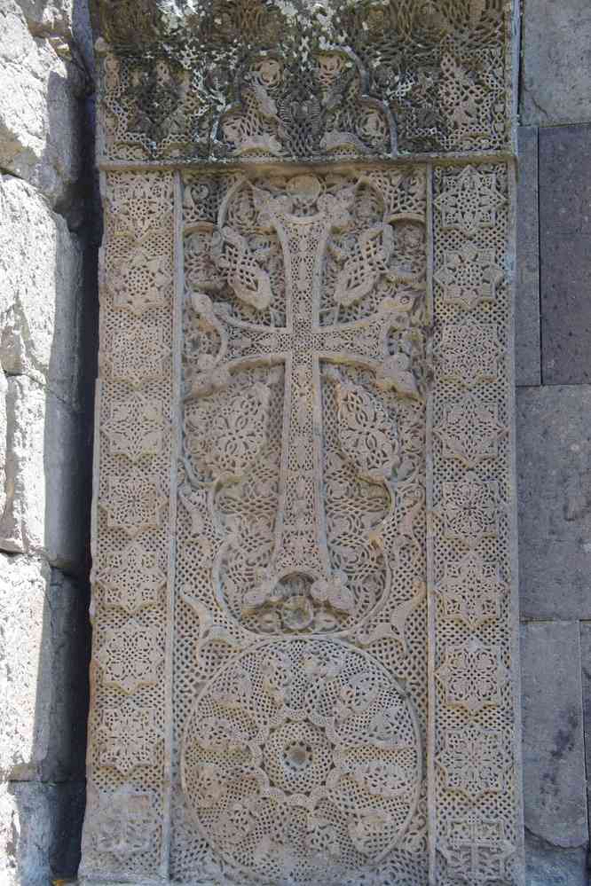 Monastère de Gochavank (Գոշավանք). Joli khatchkar (խաչքար) à côté du monastère, le 4 août 2017