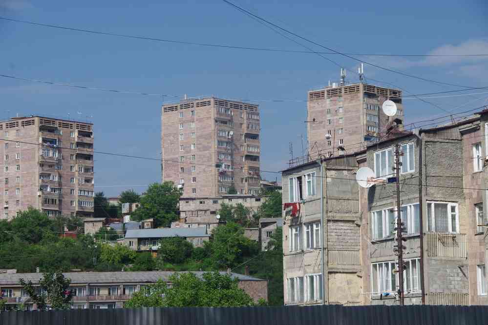 Halte à Vanadzor (Վանաձոր) (ancienne ville industrielle) pour réparer les pneus, le 4 août 2017