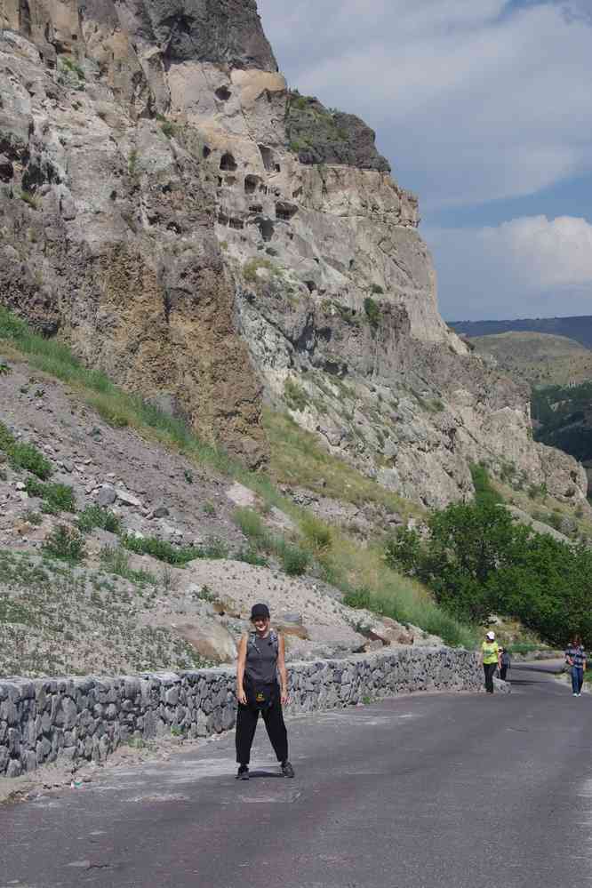 Montée vers la ville troglodyte de Vardzia (ვარძია), le 5 août 2017 Montée vers la ville troglodyte de Vardzia (ვარძია), le 5 août 2017