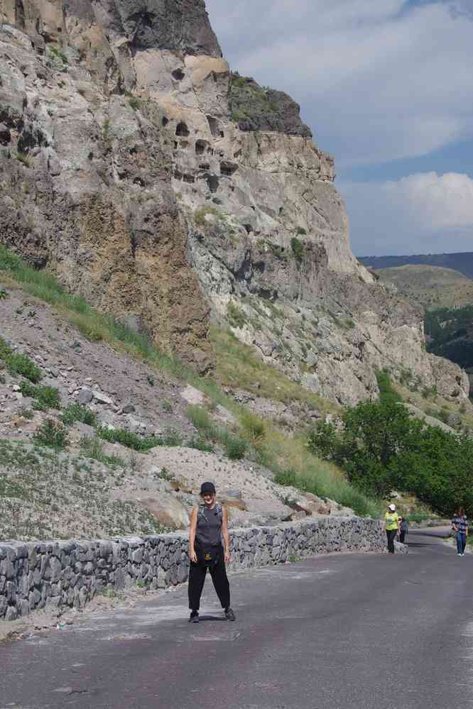 Montée vers la ville troglodyte de Vardzia (ვარძია), le 5 août 2017