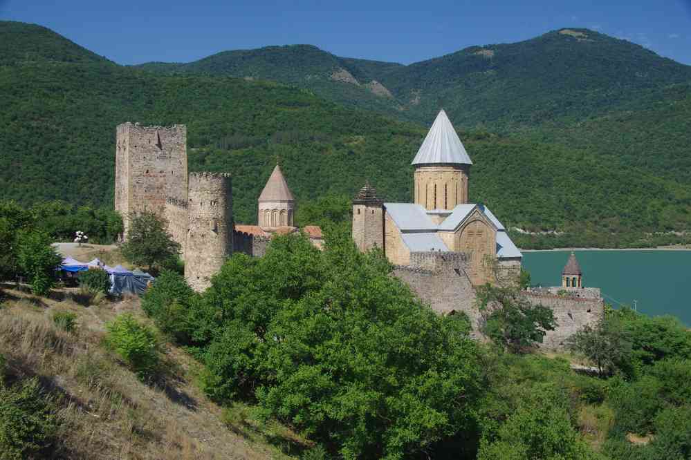 Le monastère d’Ananouri (ანანური) au-dessus du lac de Jinvali (ჟინვალის წყალსაცავი), le 6 août 2017 Le monastère d’Ananouri (ანანური) au-dessus du lac de Jinvali (ჟინვალის წყალსაცავი), le 6 août 2017
